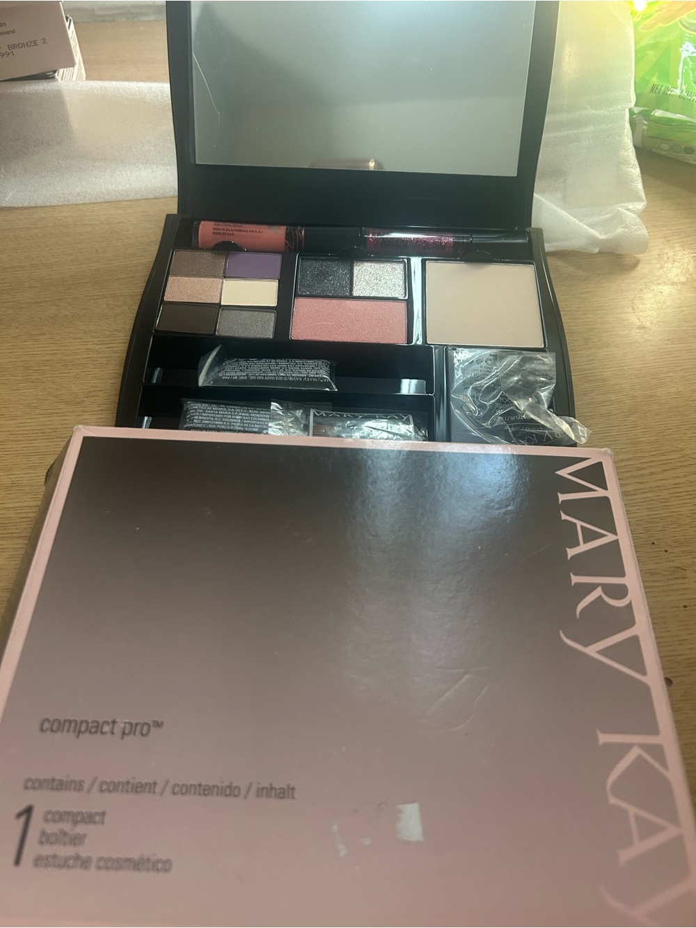 Mary Kay Compact Pro Palette in Pink, Purple, Champagne and Black